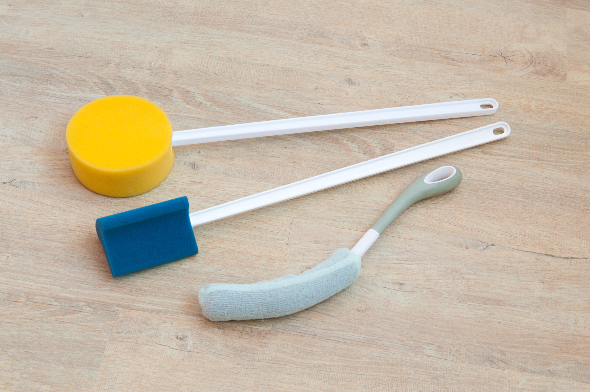 Brosse de bain en bois avec long manche - Aide à la toilette